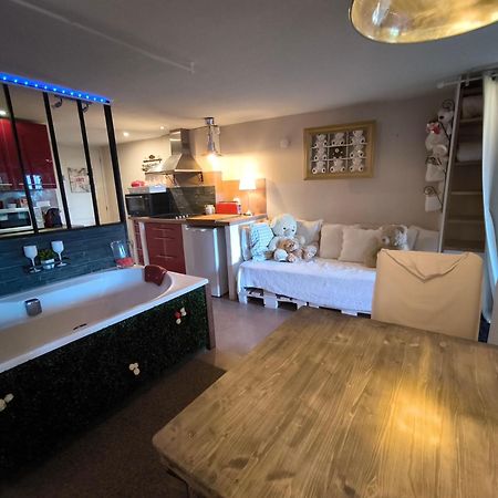 Love-Room Discret 40 M2 Bormes Les Mimosas Village Avec Terrasse Экстерьер фото
