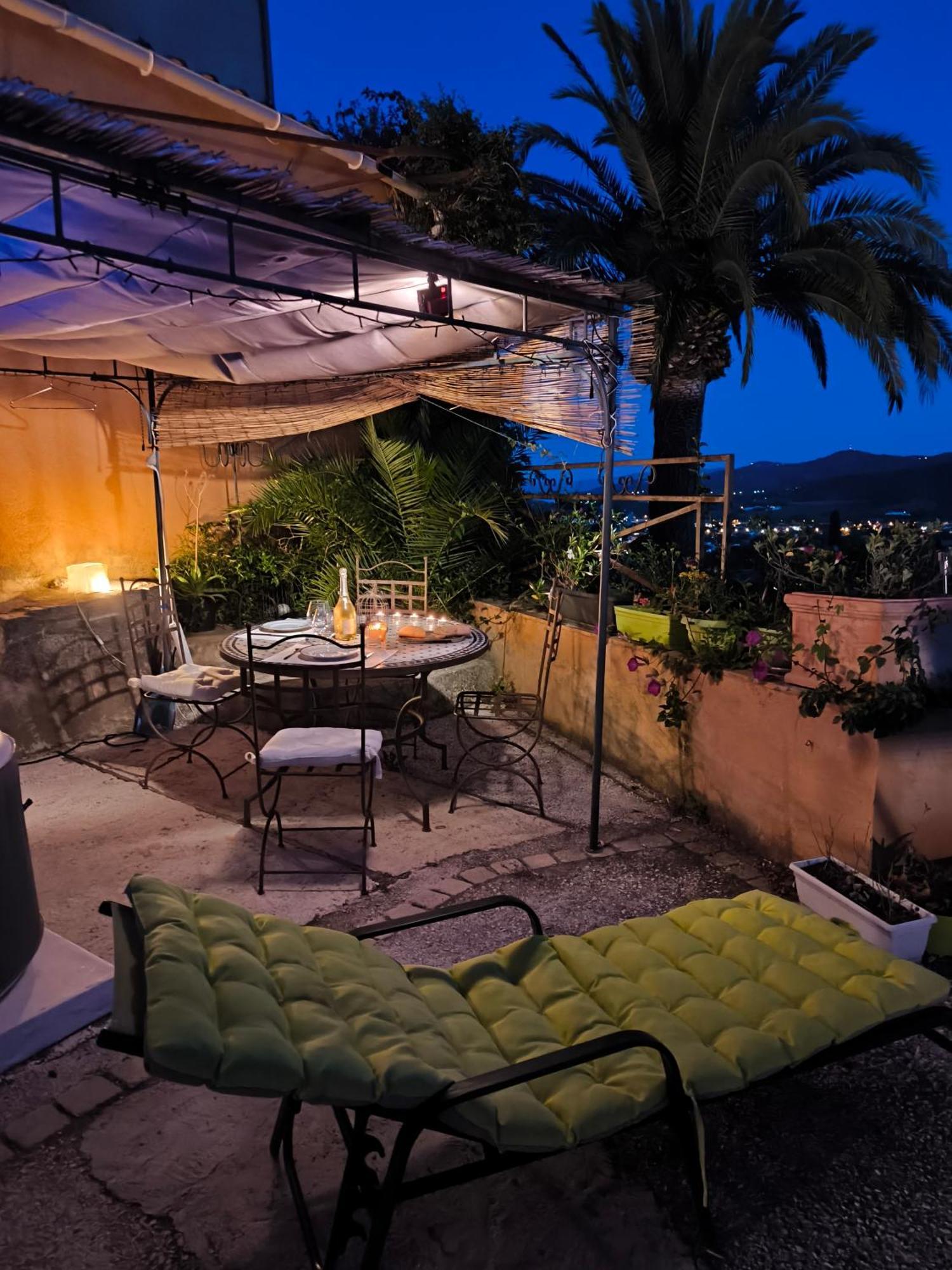 Love-Room Discret 40 M2 Bormes Les Mimosas Village Avec Terrasse Экстерьер фото