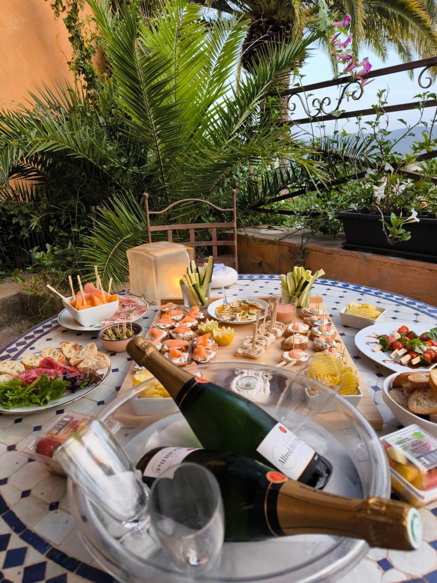 Love-Room Discret 40 M2 Bormes Les Mimosas Village Avec Terrasse Экстерьер фото
