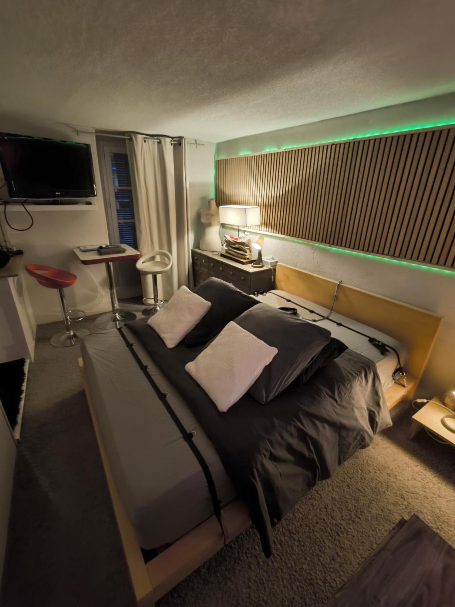 Love-Room Discret 40 M2 Bormes Les Mimosas Village Avec Terrasse Экстерьер фото