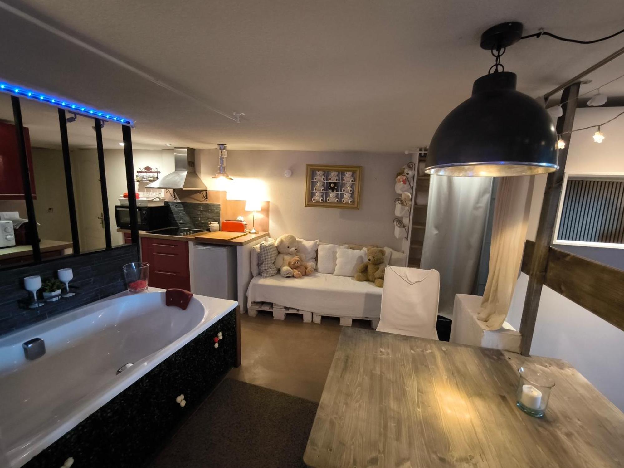 Love-Room Discret 40 M2 Bormes Les Mimosas Village Avec Terrasse Экстерьер фото