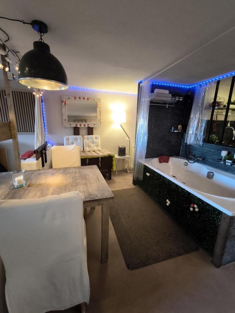 Love-Room Discret 40 M2 Bormes Les Mimosas Village Avec Terrasse Экстерьер фото